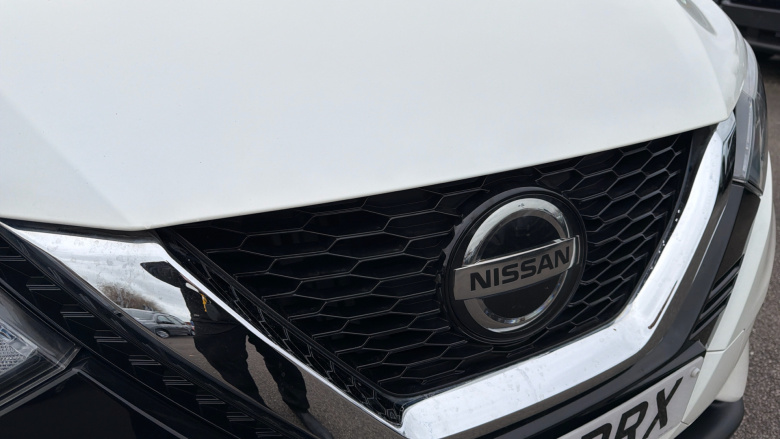 Nissan Qashqai 1.3 DiG-T N-Connecta 5dr [Glass Roof Pack] Petrol Hatchback